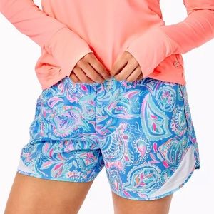 Lilly Pulitzer ocean trail short fish kiss